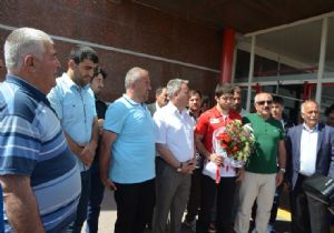Avrupa 3'üncüsü Gör'e coşkulu karşılama